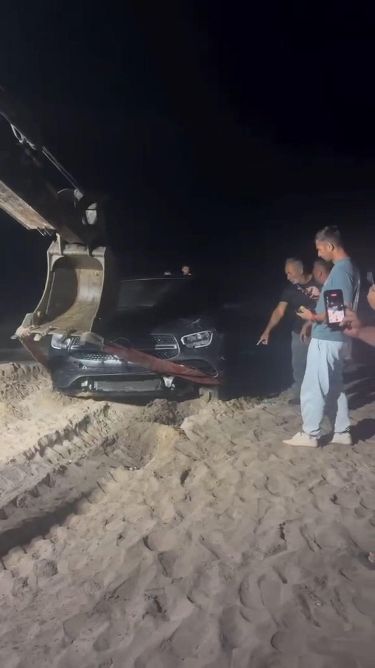 Kandıra'da otomobil denize girdi