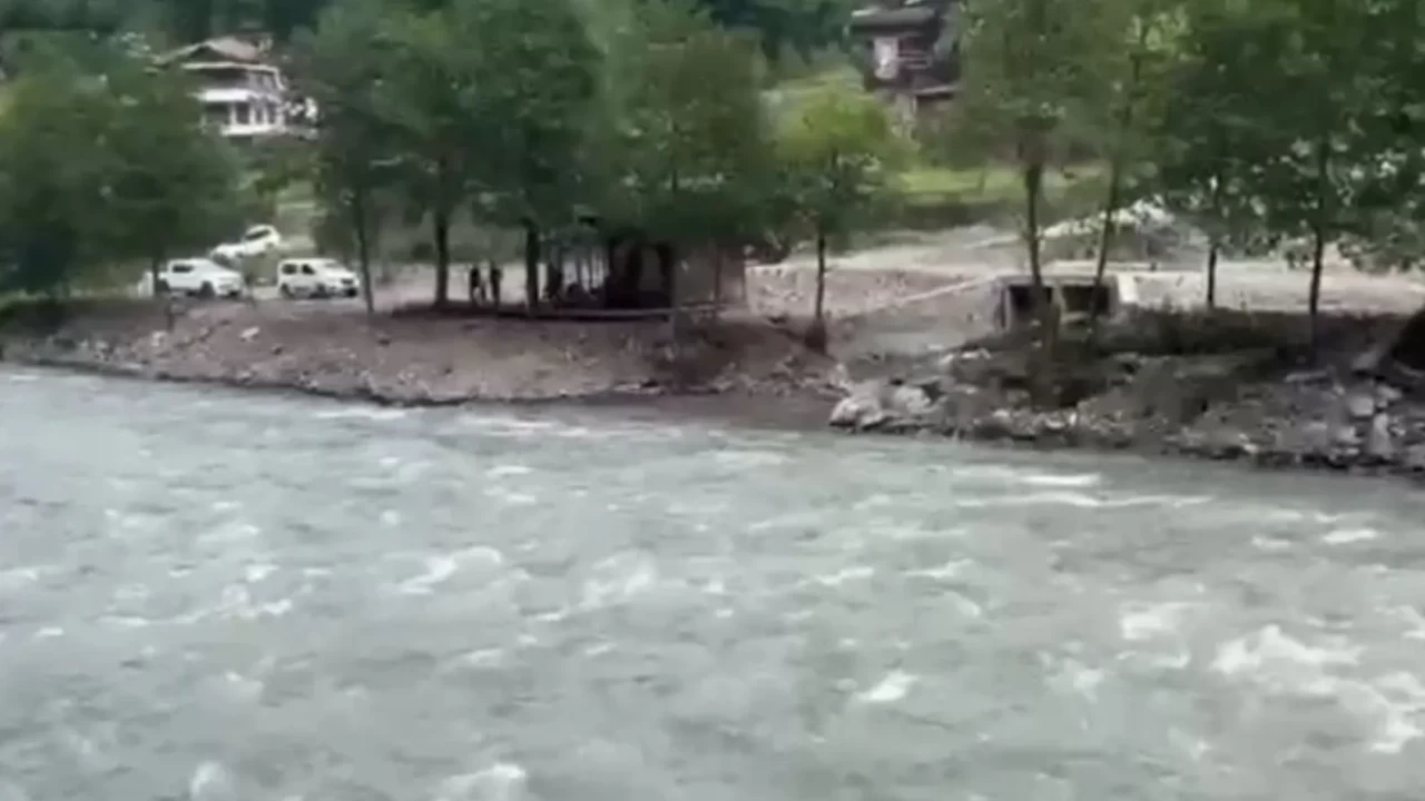 Kayıp gencin cansız bedenini çıkarmaya çalışırken facia yaşandı! AFAD botu akıntıya kapılınca 1 personel öldü, 3 personel kurtarıldı