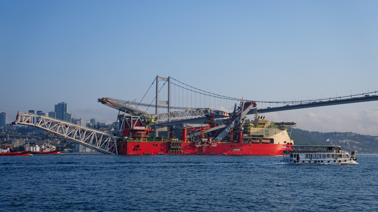Doğal gaz boru hattı döşeme platformu İstanbul Boğazı'ndan geçiş yaptı