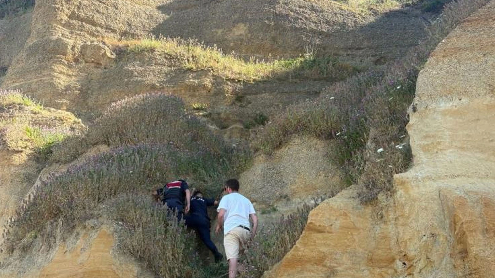 Çatalca'da yamaç paraşütü kayalıklara çarptı: 2 kişi yaralandı