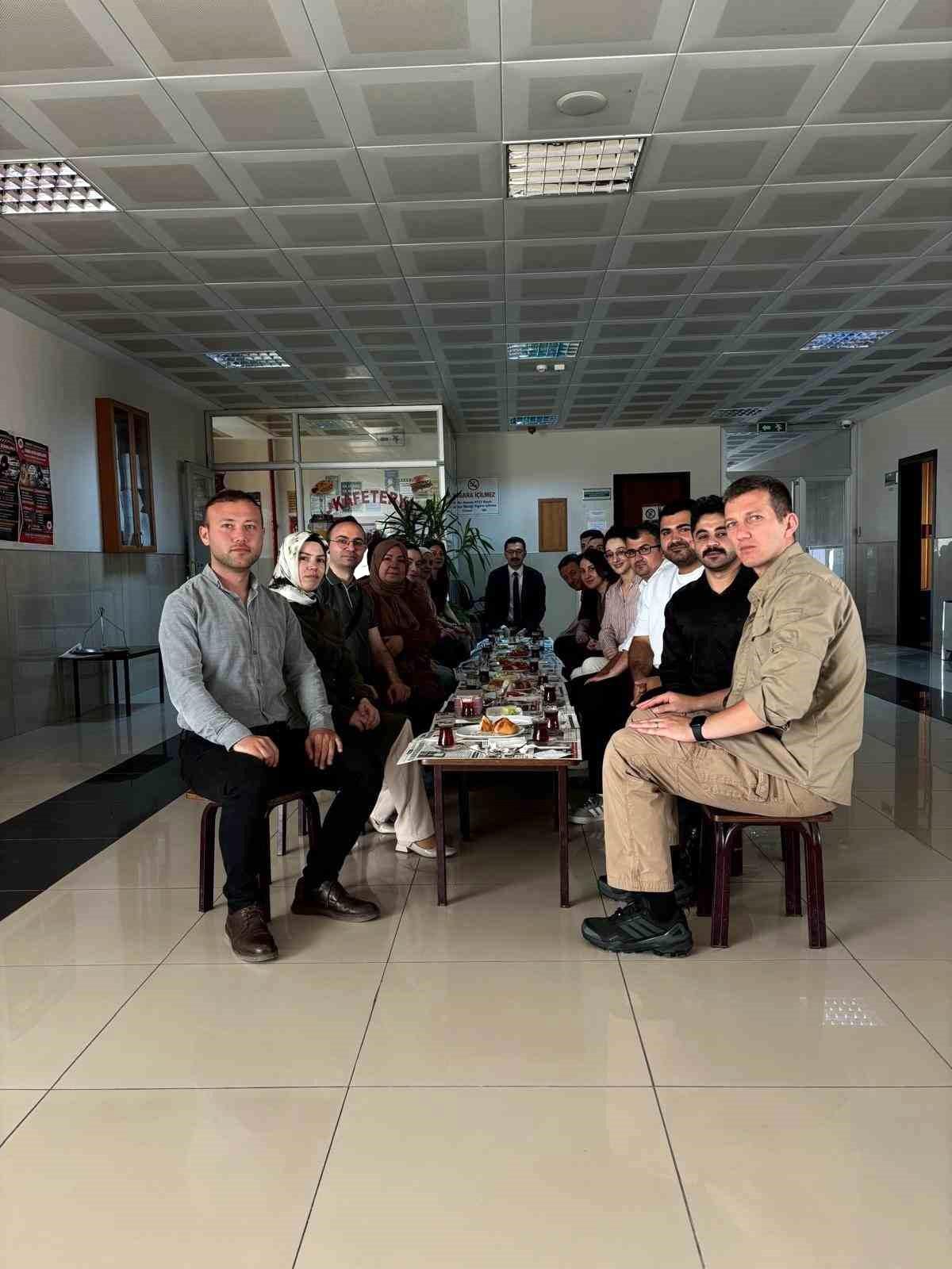 Karacabey Adliyesi'ne sabah en erken gelen personele sürpriz kahvaltı