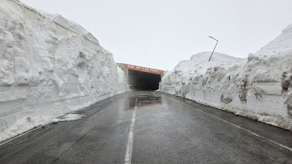 Van-Bahçesaray yolu kontrollü olarak ulaşıma açıldı