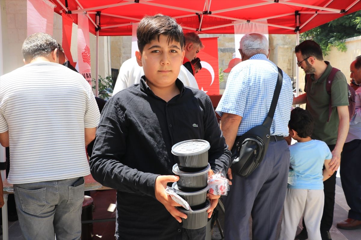 Kilis'te vatandaşlara aşure ikram edildi