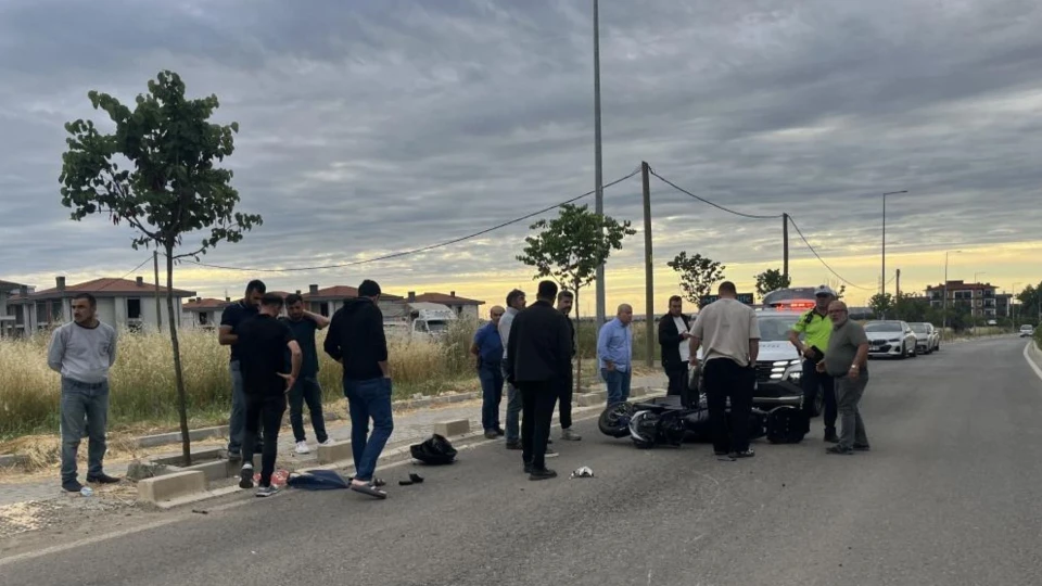 Çorlu'da motosiklet kazası: Otomobille çarpışıp yola savrulduğu anlar kamerada