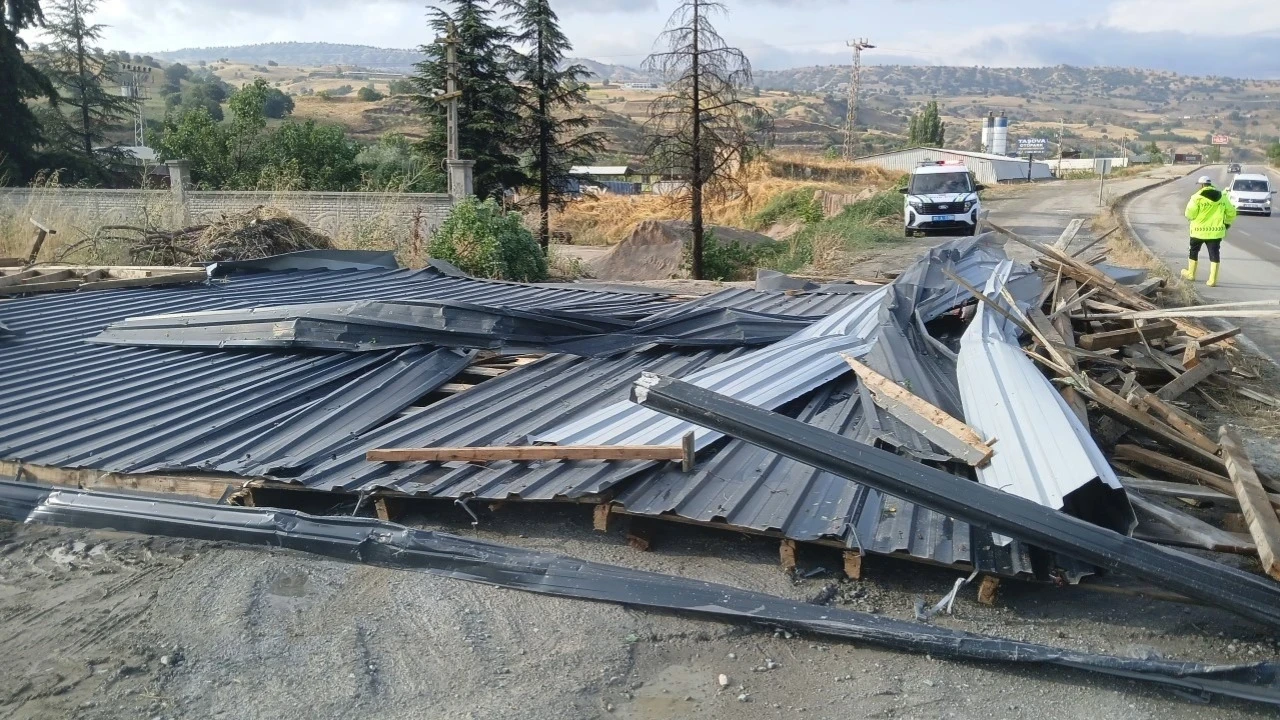 Amasya'da 41 evin çatısı uçtu