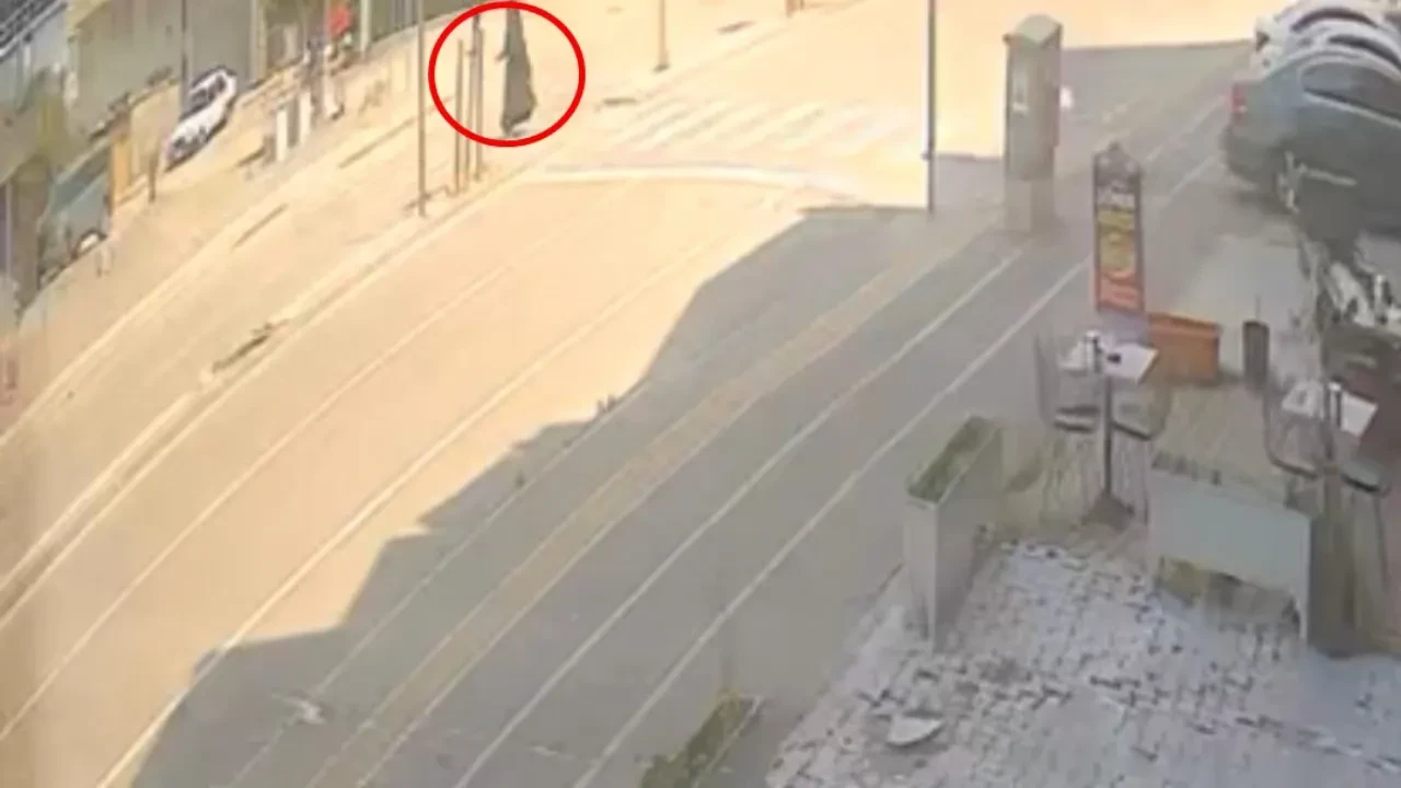 Bursa'da yaya geçidinde dehşet! Aracın çarptığı kadın havaya uçtu: O anlar kamerada