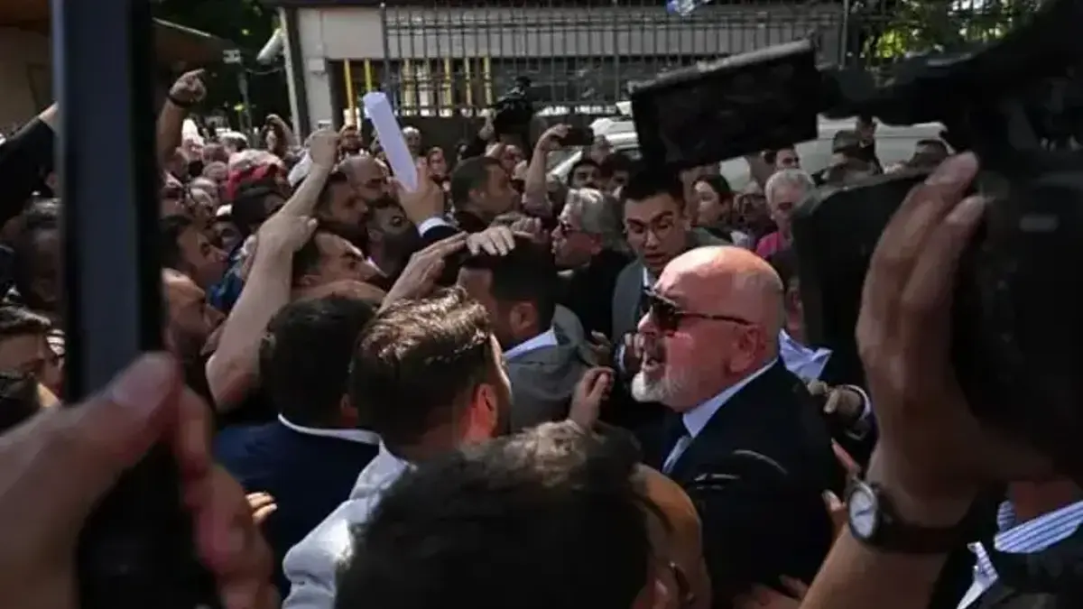 Kapılar kilitlendi, polis barikat kurdu! TBMM önünde CHP'liler arasında arbede