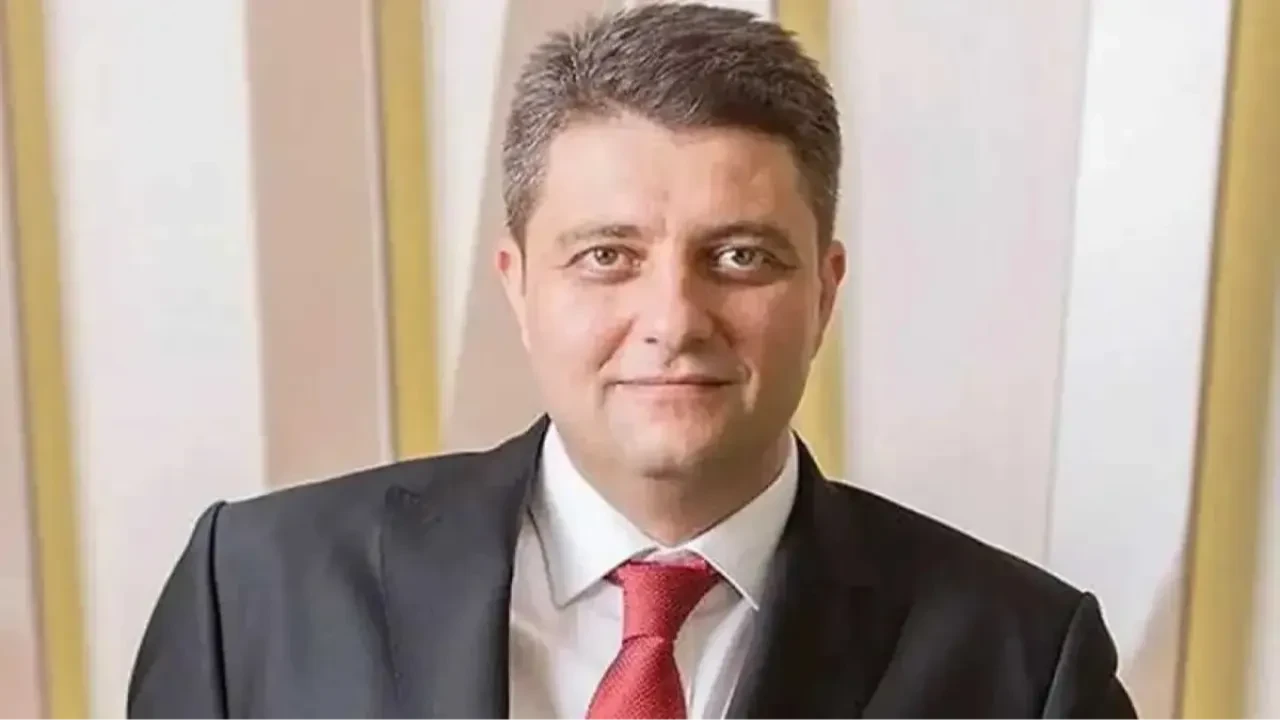 Bağımsız İstanbul Milletvekili Ersin Beyaz AK Parti’de: Rozetini Cumhurbaşkanı Erdoğan taktı