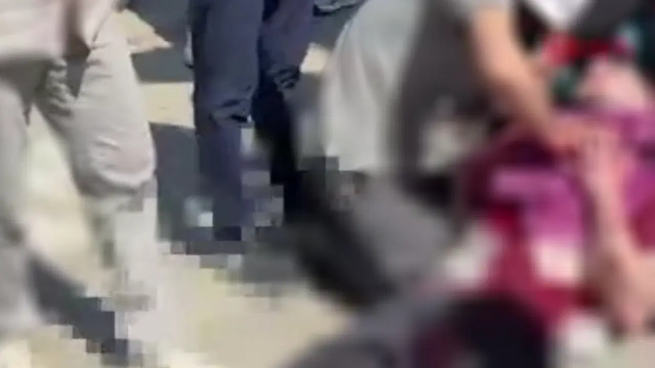 'Park yeri' kavgasında boynundan bıçaklanan baba, göğsünden yaralanan oğluna tampon yaptı