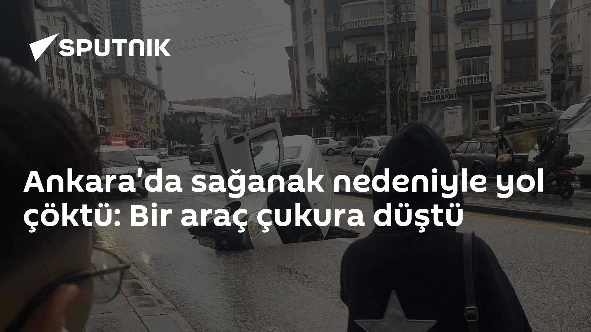 Ankara'da sağanak nedeniyle yol çöktü: Bir araç çukura düştü