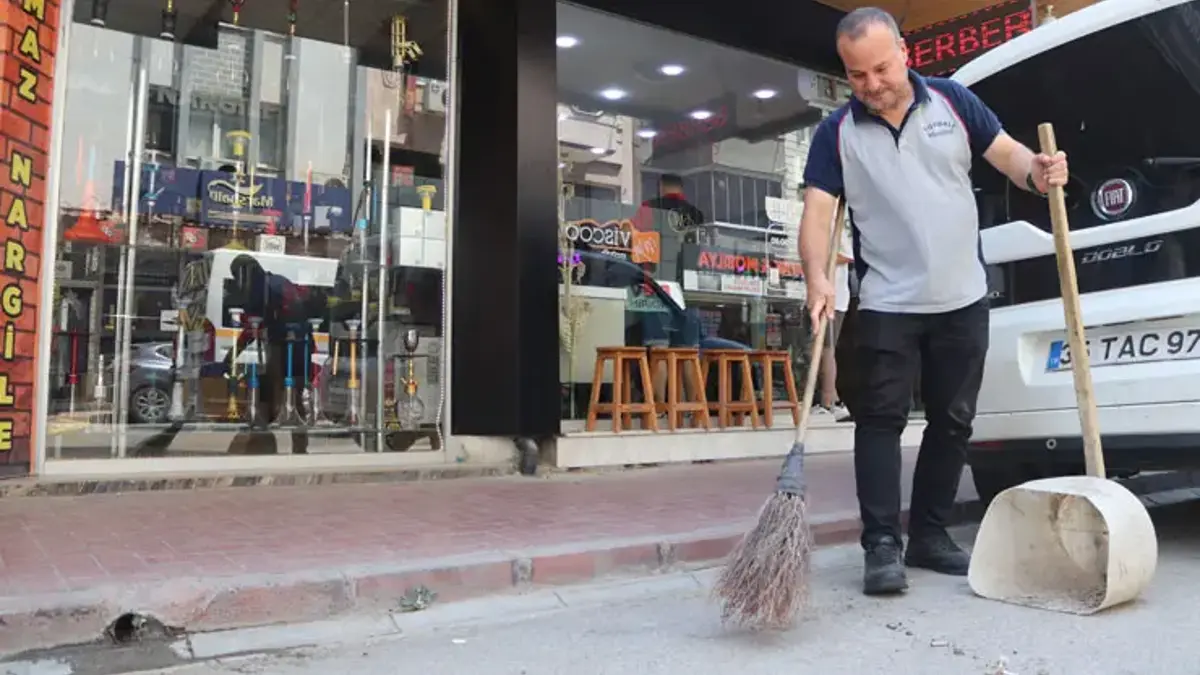 Milyonlar onu dinledi! İzmir'de çöp süpürürken söylediği şarkılar hayatını değiştirdi