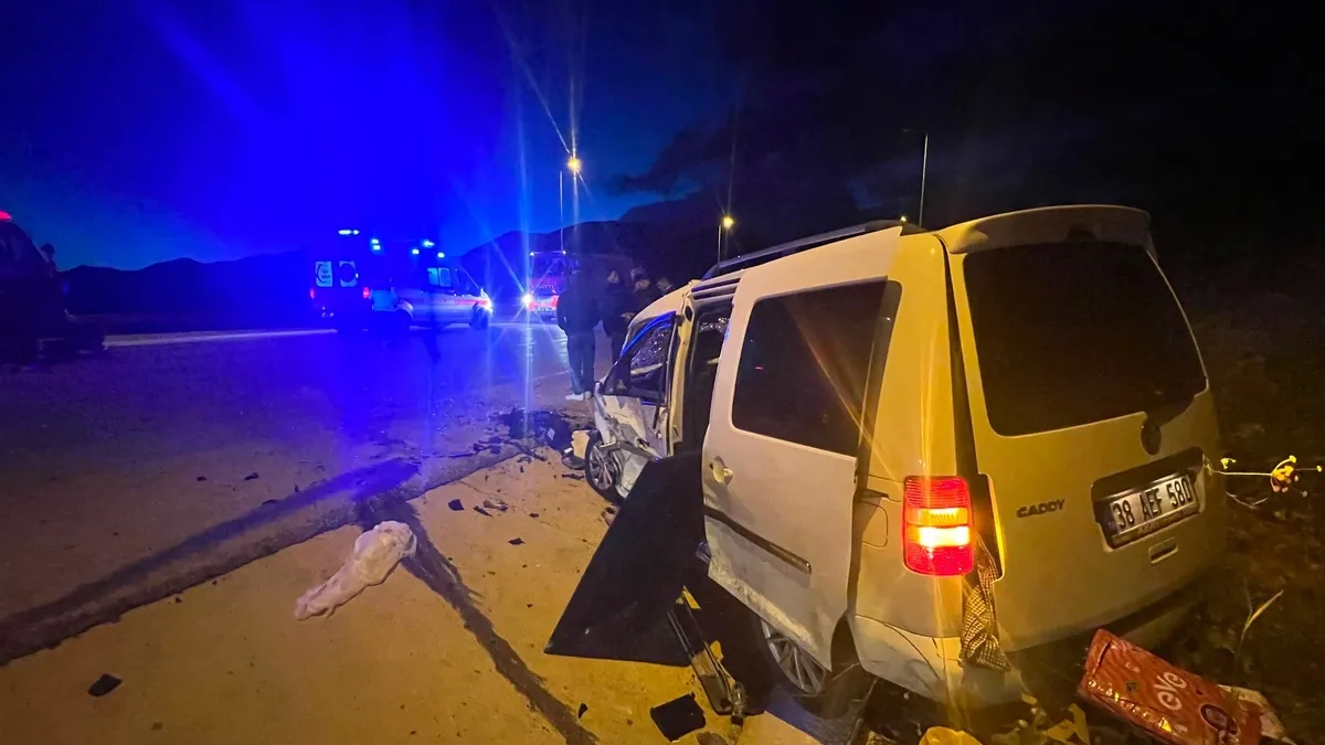 Kayseri'de feci kaza! Araçlar hurdaya döndü: 1 ölü 6 yaralı