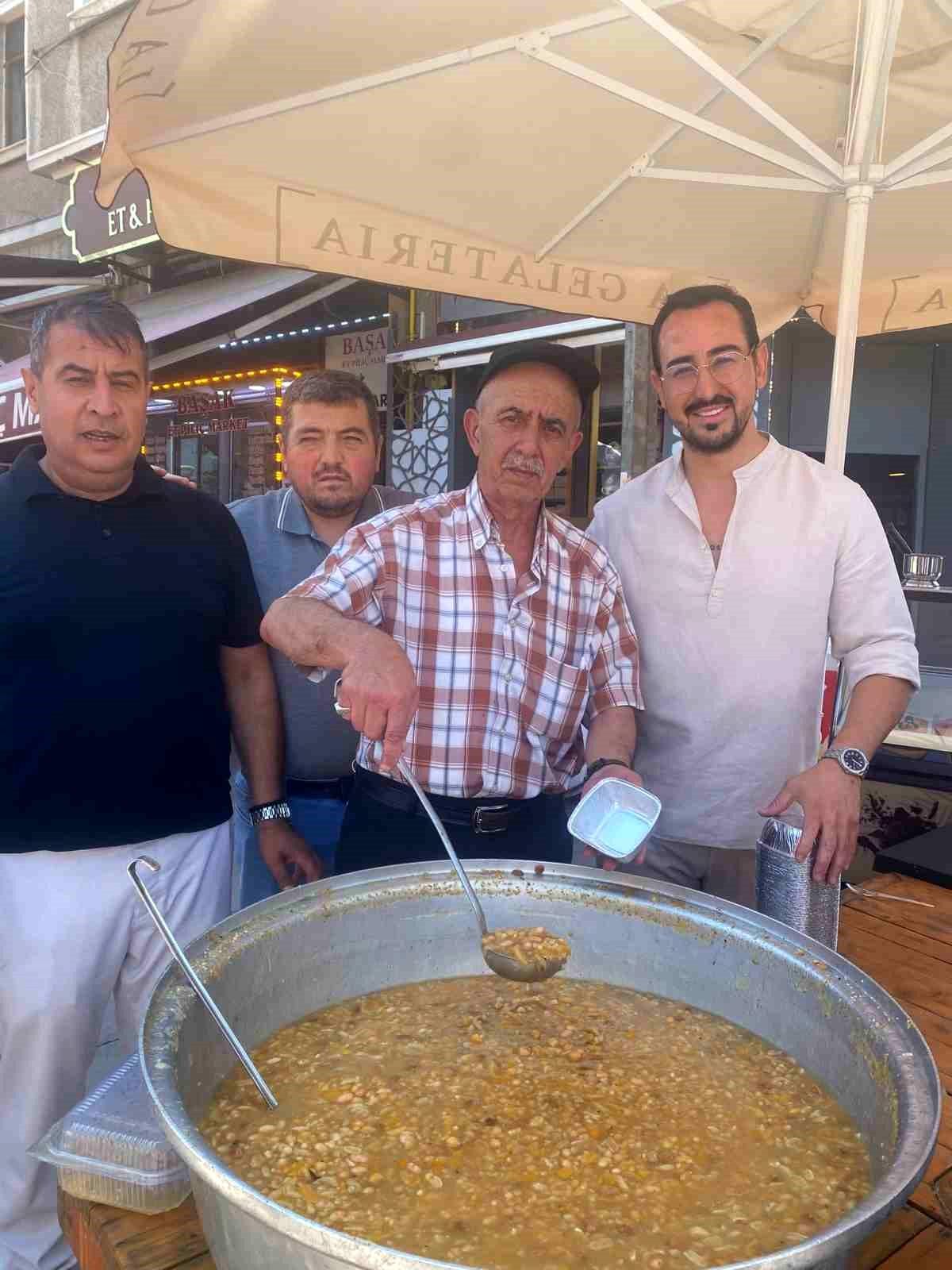 Odunpazarı esnafı vatandaşlara aşure ikram etti