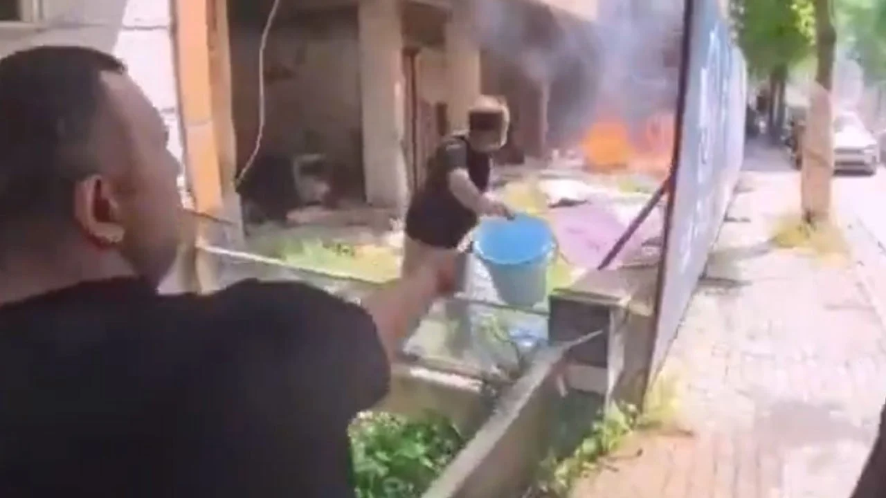 Ağzından sigarasıyla aracından inip yangını söndürdü: Hangi geri zekalı o! Benim abla!