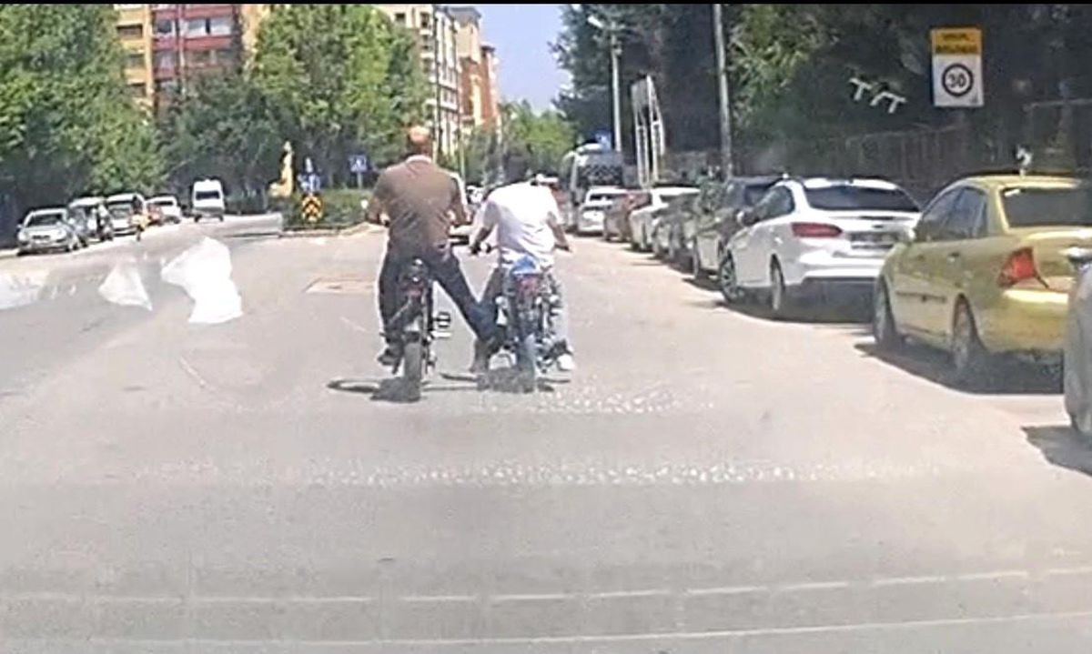 Bisiklet ile motosikleti ayağı ile iterek ilerletti