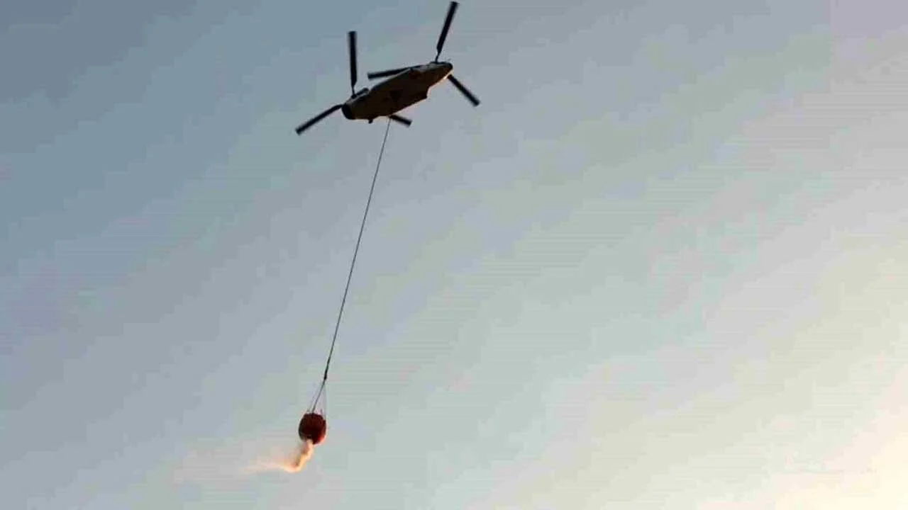 Türkiye'nin en büyük yangın söndürme helikopteri CH-47 Chinook, sahaya indi
