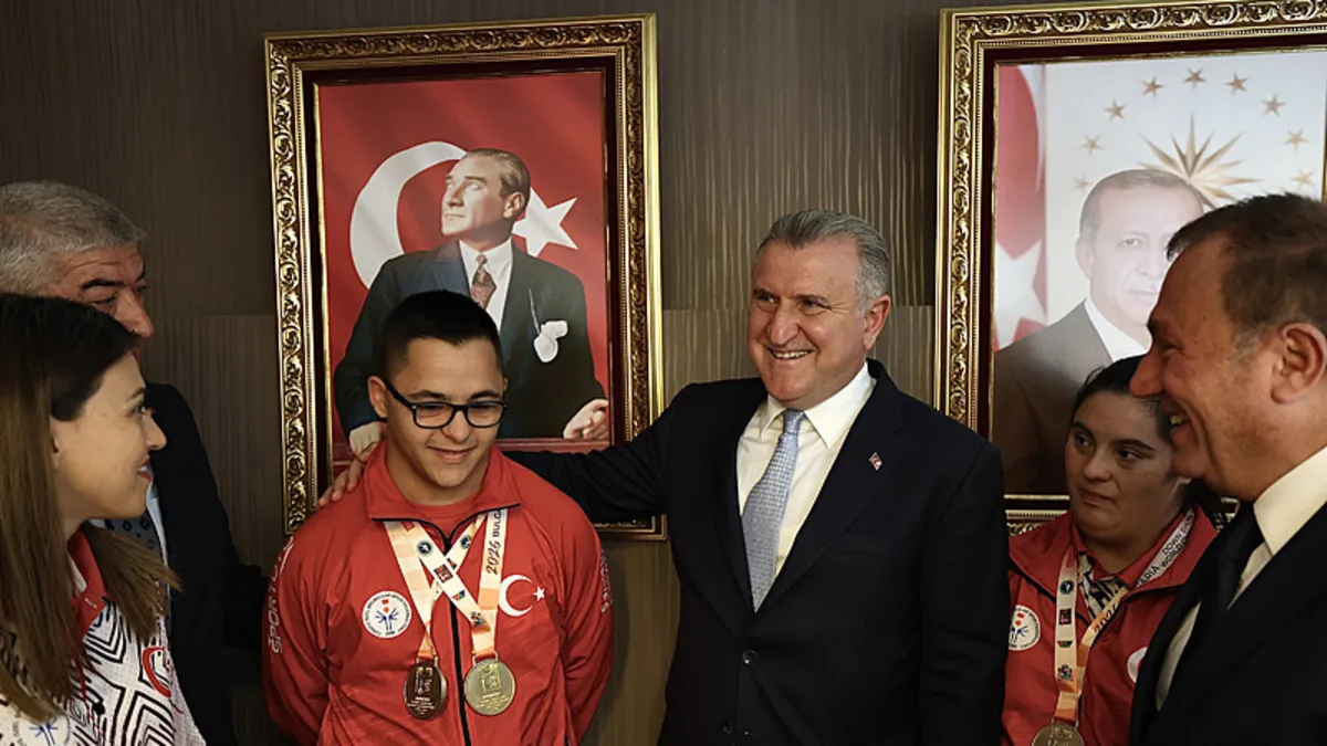 Bakan Bak, özel sporcular ile bir araya geldi!