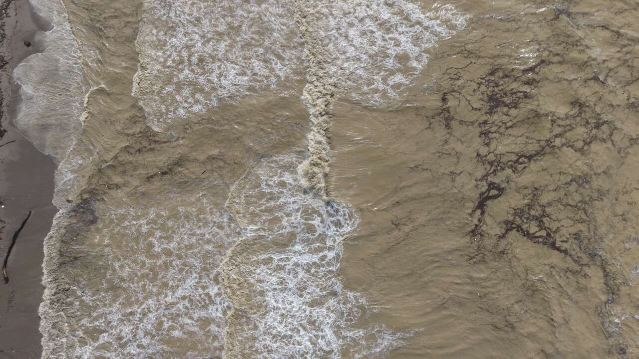 Sağanak sonrası Karadeniz kahverengiye büründü