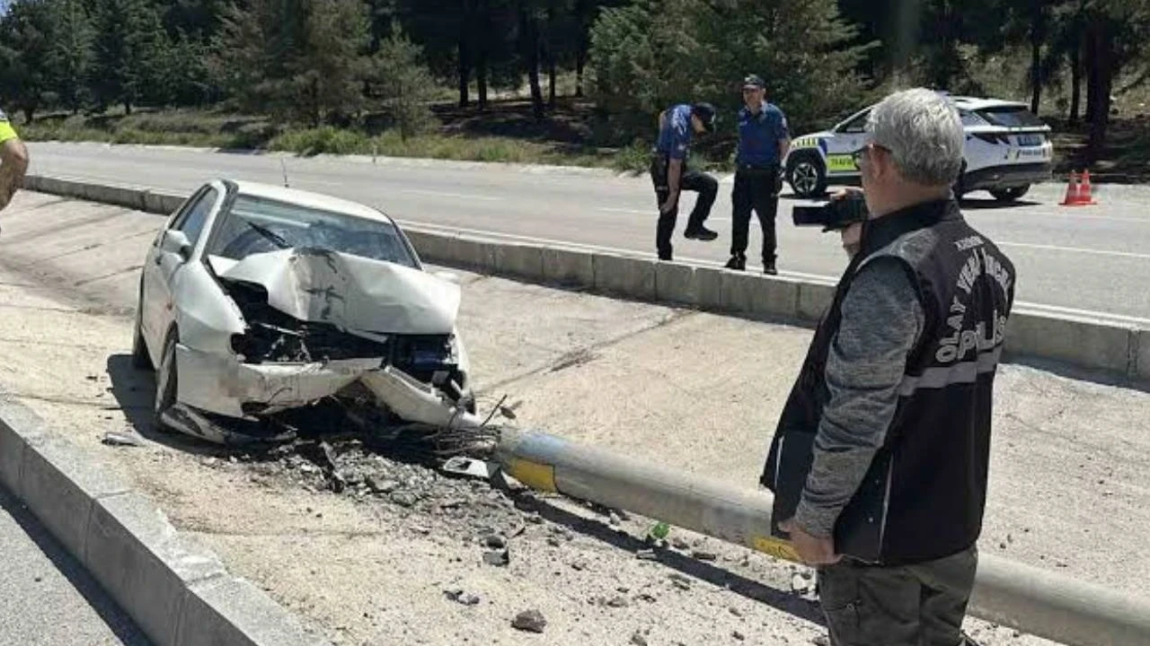 Kontrolden çıkan otomobil direğe çarptı