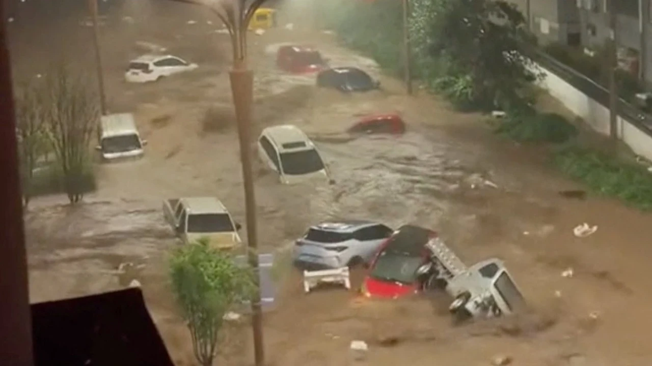 Sel felaketi: Sular 2 metreyi aştı, araçlar sürüklendi