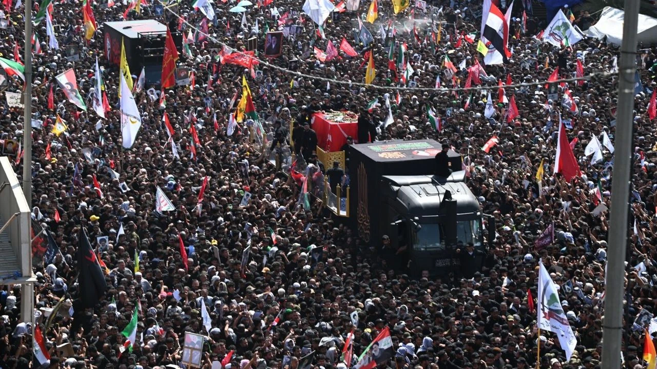 Irak'ta Hamaney'e veda: Binlerce kişi cenaze törenine katıldı