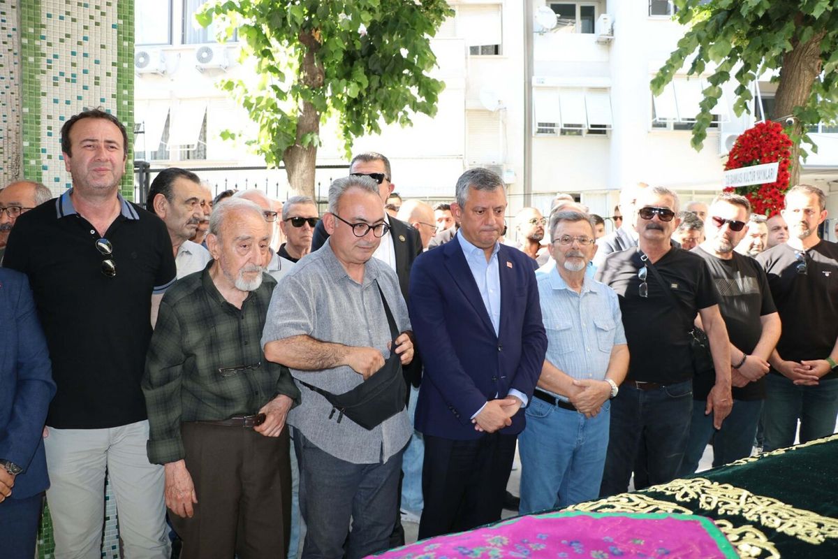 Özgür Özel, İzmir'de lise arkadaşının annesinin cenazesine katıldı
