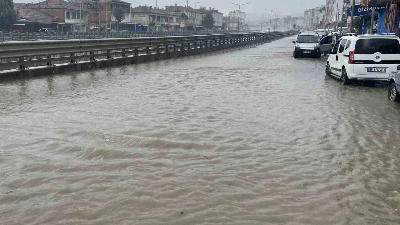 Kavak’ta sağanak yağış hayatı olumsuz etkiledi