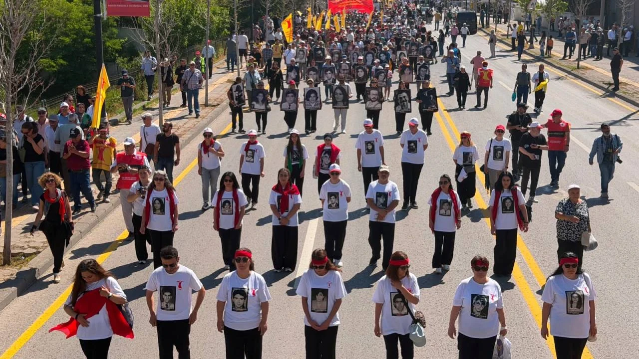 Madımak anması yürüyüşle başladı; Hatimoğulları ve Özgür Özel de kortejde