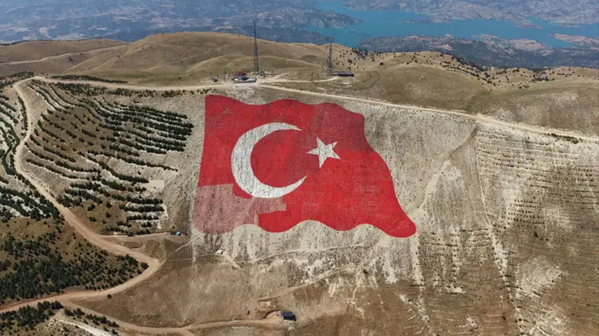 Ahır Dağı'ndaki dünyanın en büyük Türk bayrağı yeniden eski görkemine kavuştu