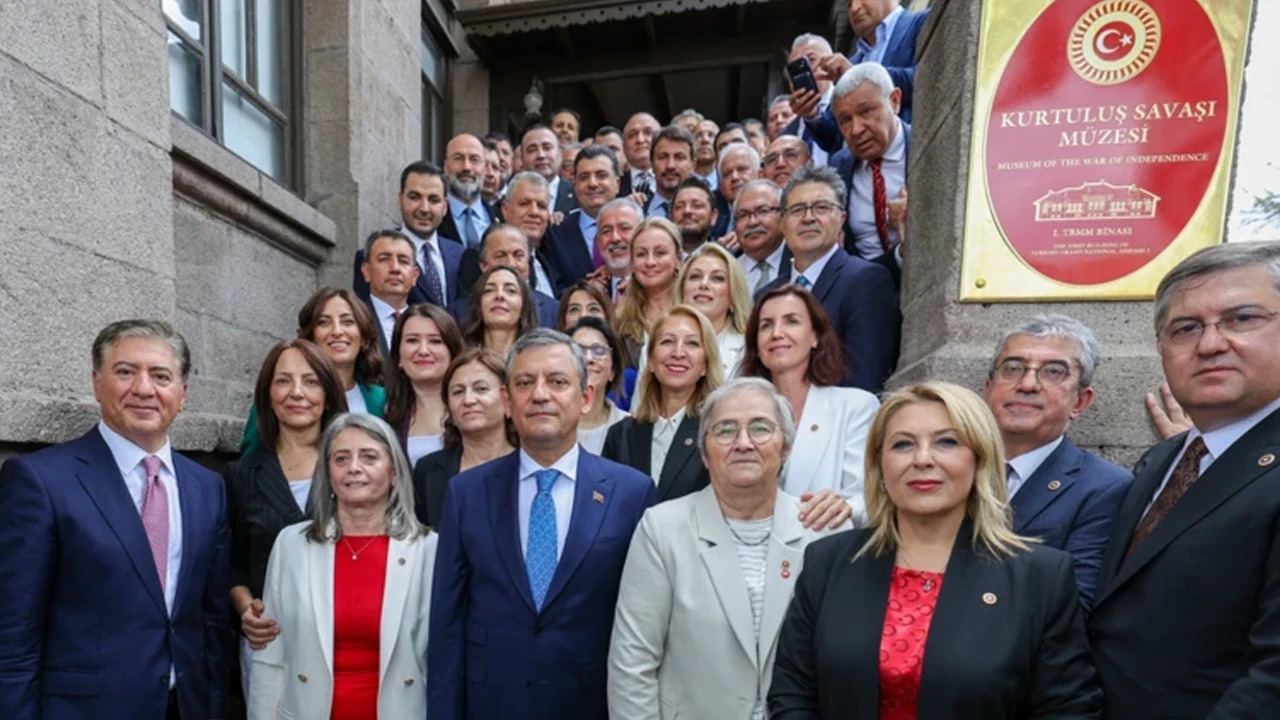 Meclis'te Salı Mesaisi Kızışıyor: YENİ Parti ve CHP Aynı Salonda Peş Peşe Kürsüye Çıkacak