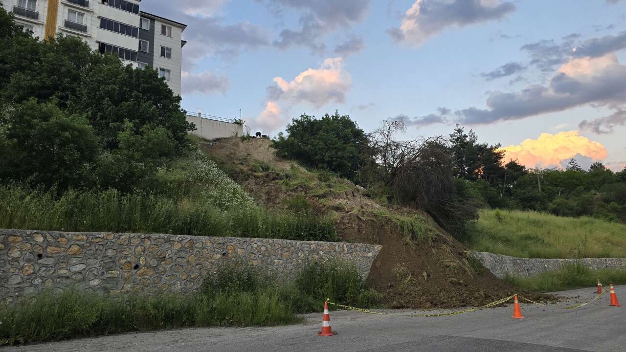 Karabük'te heyelan tehlikesi! Toprak kütlesi yola indi