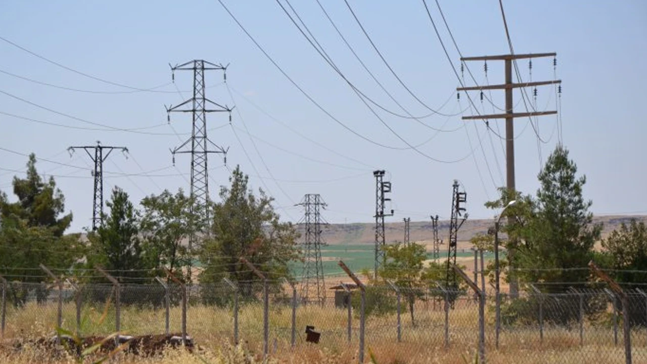 Elektrik fiyatlarında sert dalgalanma: Spot piyasada tavan 4 bin 500 TL’ye çıktı