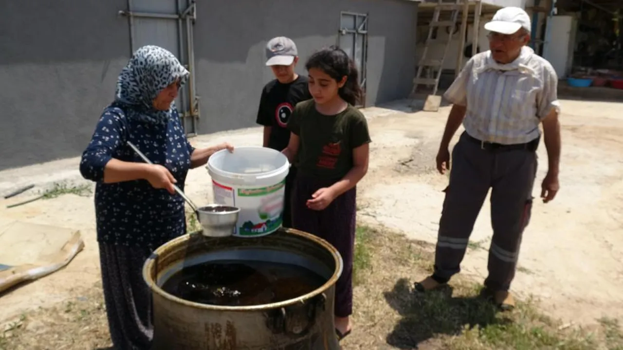 Odun ateşinde saatlerce kaynatılıyor! Kilosu 500 lira, siparişlere yetişemiyorlar