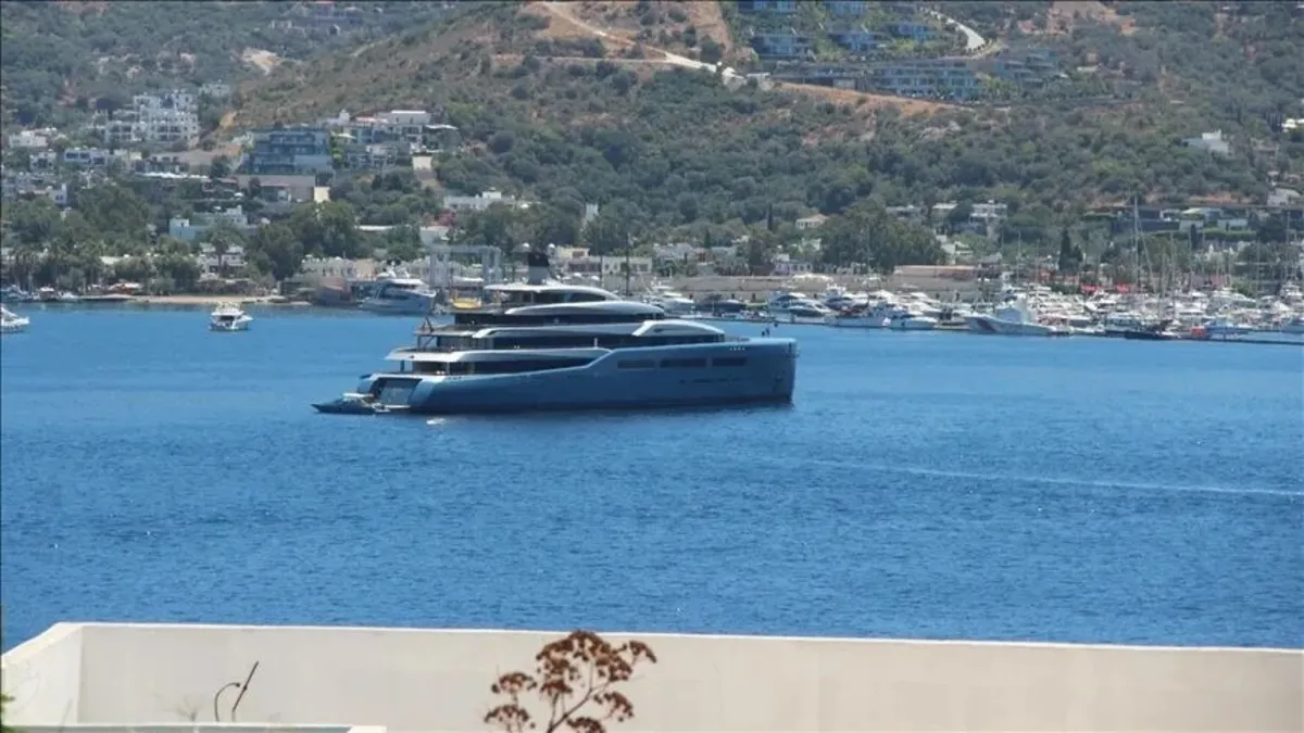 Bodrum'a gelen dev yatlar yanaştı! "Blue" ve "Hadar"a tankerlerle yakıt ikmali yapıldı