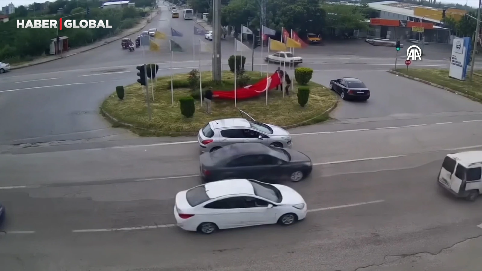 Hatay'da kavşağa düşen Türk bayrağını yoldan geçen sürücüler kaldırdı
