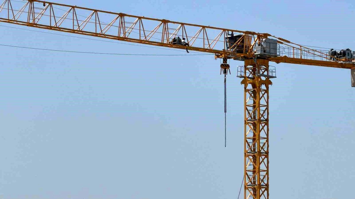 Bolu'da üniversitenin ek bina inşaatında maaş krizi: İşçi vince çıktı
