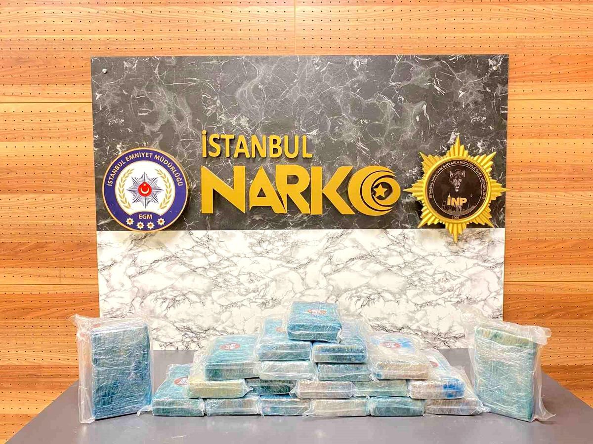 Beylikdüzü'nde taksinin bagajındaki valizde 23 kilogram kokain bulundu: 4 gözaltı