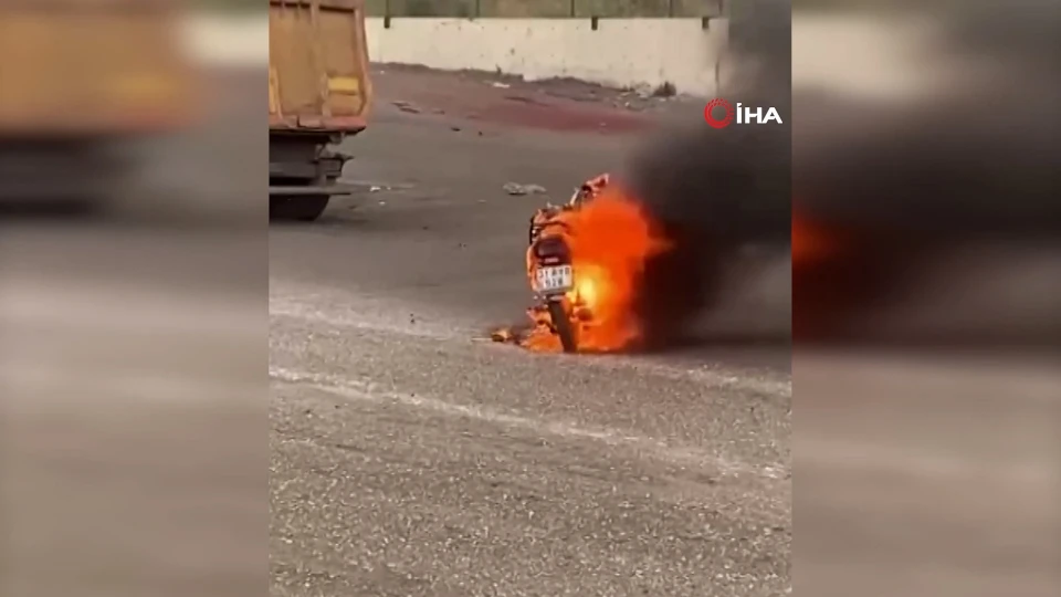 İskenderun'da seyir halindeki motosiklet alev aldı