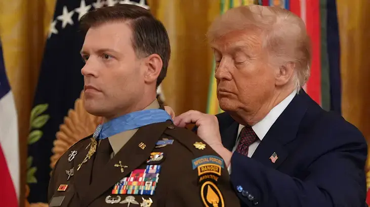 80 yaşındaki Trump'ın eli ayağına dolaştı! Törende şok anlar: Askerin boğazını sıktı