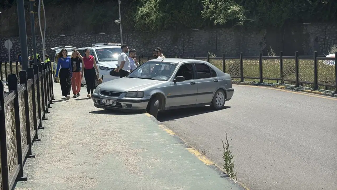 Yayaya çarptı: Otomobilini bırakıp kaçtı