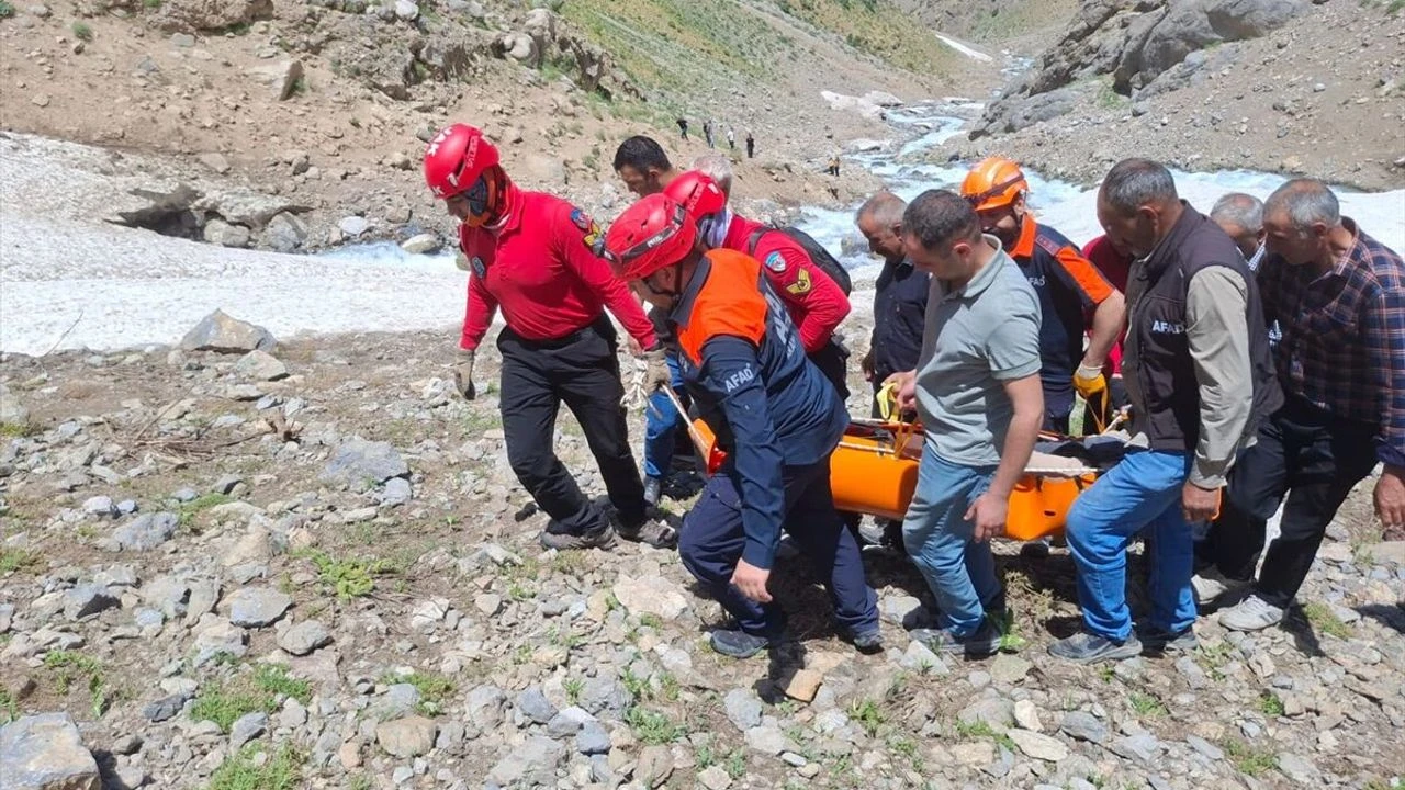 Hakkari’de kayalıklardan düşen vatandaş için ekipler zamanla yarıştı