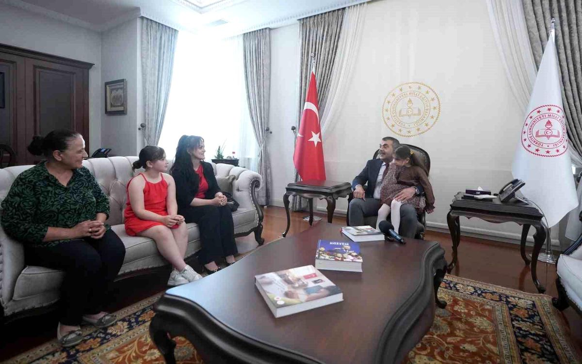 İhlas Haber Ajansı'nın haberiyle tüm Türkiye'nin tanıdığı görme engelli küçük müzisyen Nil, Milli Eğitim Bakanı Tekin'in..