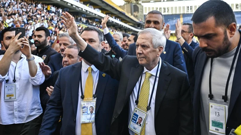Aziz Yıldırım koltuğa oturdu, anlaşma sağladı: Taraftarı çıldırtan transfer!