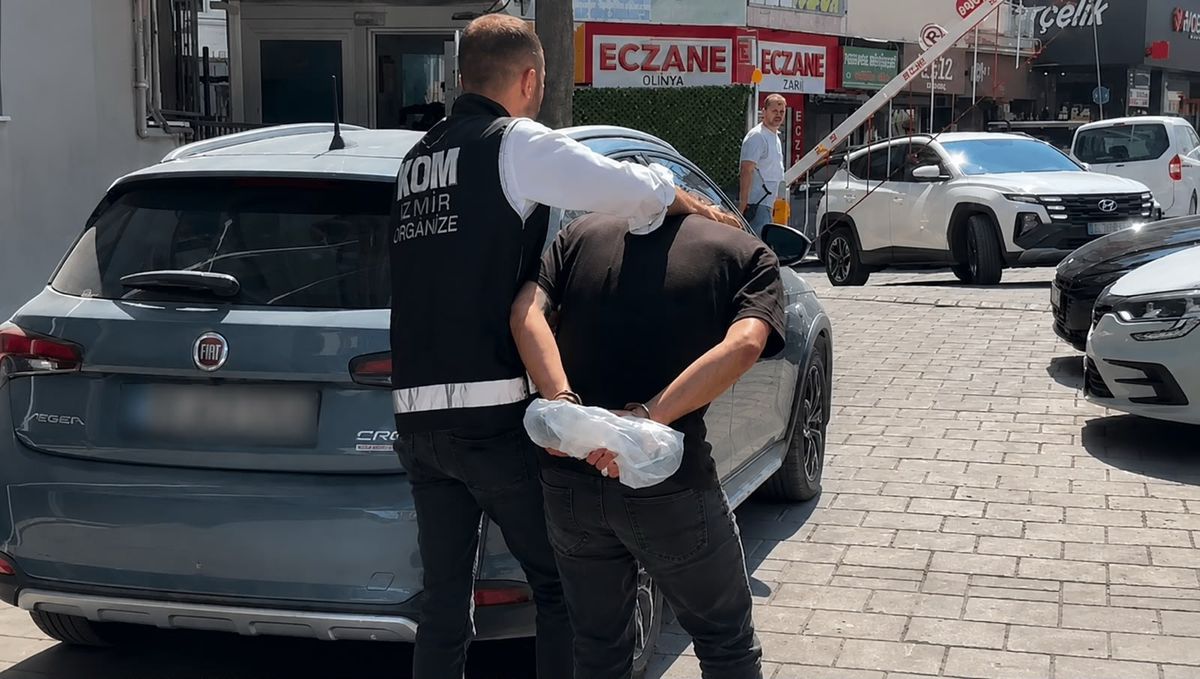 İzmir'de oto galeriyi kurşunlayan 2 şüpheli tutuklandı