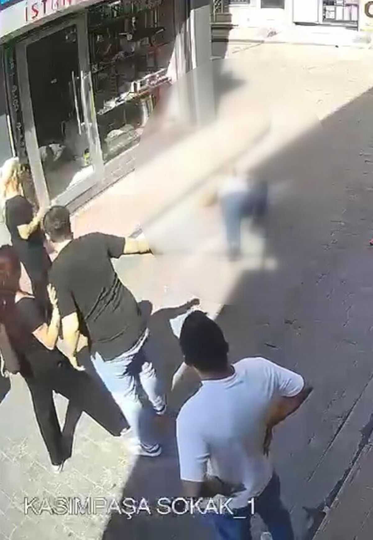 Kasımpaşa'da kız çocuğuna taciz iddiası; 60 yaşındaki adam 3 yerinden bıçaklandı