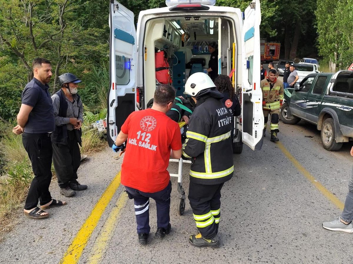Belen'de pikapla çarpışan motosikletin sürücüsü şarampole yuvarlandı