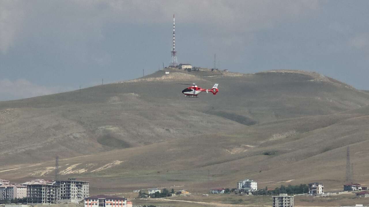 Van'da zamanla yarış! 81 yaşındaki hasta için ambulans helikopter havalandı