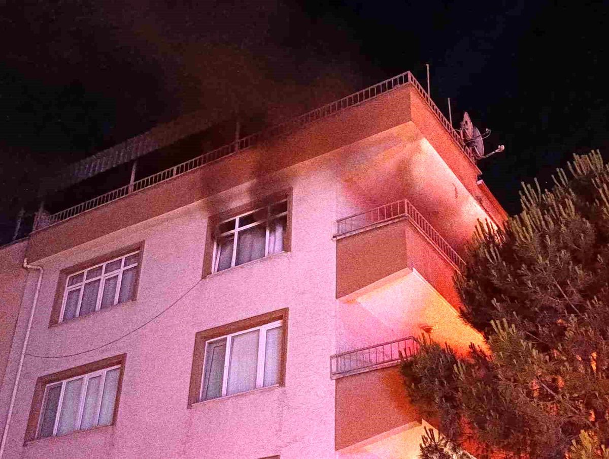 Bursa'da apartman dairesinde çıkan yangın paniğe neden oldu