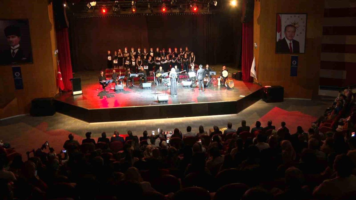 TRT Erzurum Radyosu Gençlik Korosu'ndan muhteşem yıl sonu konseri
