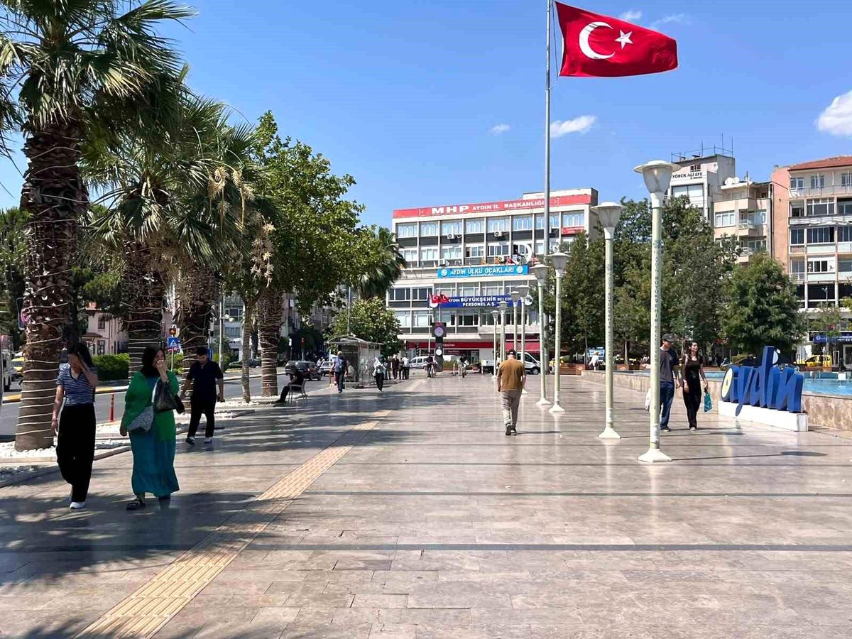 Aydın Efeler'de bunaltan sıcak hayatı yavaşlattı